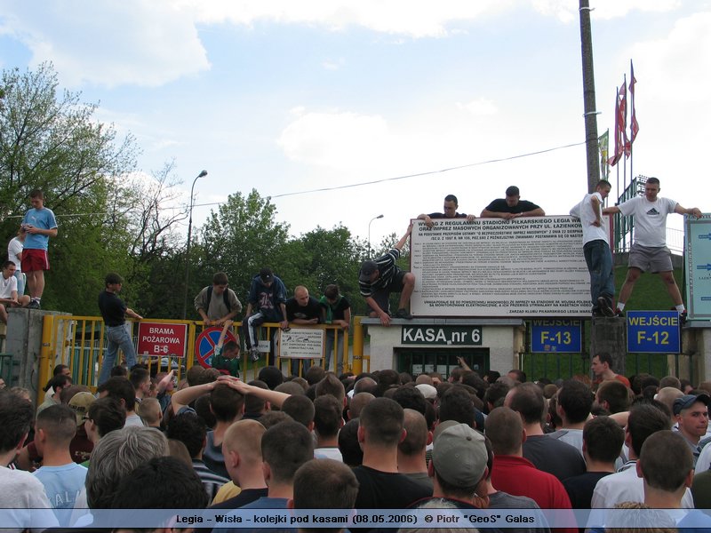 Legia - Wisła - kolejki pod kasami (08.05.2006)  © Piotr "GeoS" Galas -> [ IMG_3123 ]