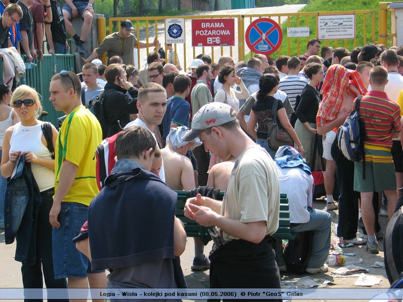 Legia - Wisła - kolejki pod kasami (08.05.2006)  © Piotr "GeoS" Galas -> [ IMG_3110 ]